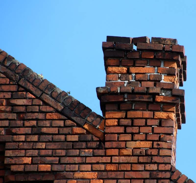 Damaged chimney on an Rowlet home showing cracks and missing mortar